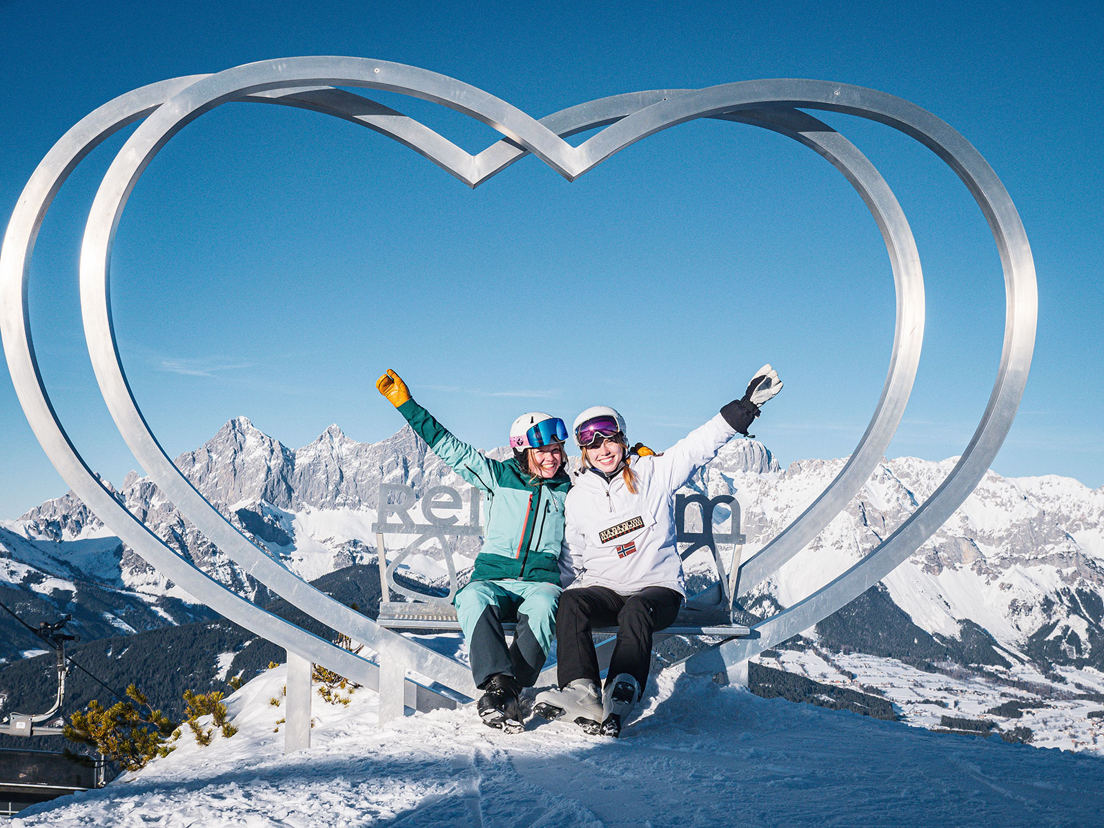 Gut gelaunte Skifahrer auf der Piste | Credit: Reiteralm Bergbahnen
