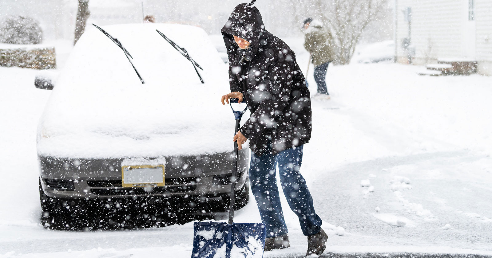 Frau beim Schneeräumen | Credit: Helvetia