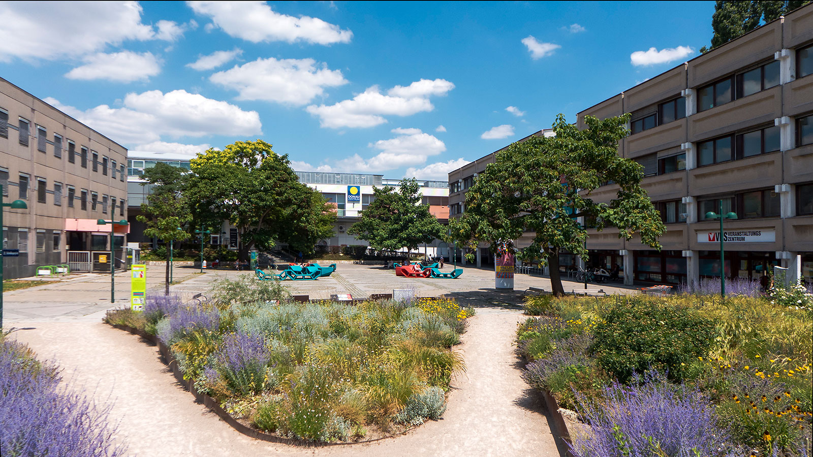 Schrödingerplatz in Wien an einem sonnigen Tag | Credit: Die Menü Manufaktur/Peter Gugerell