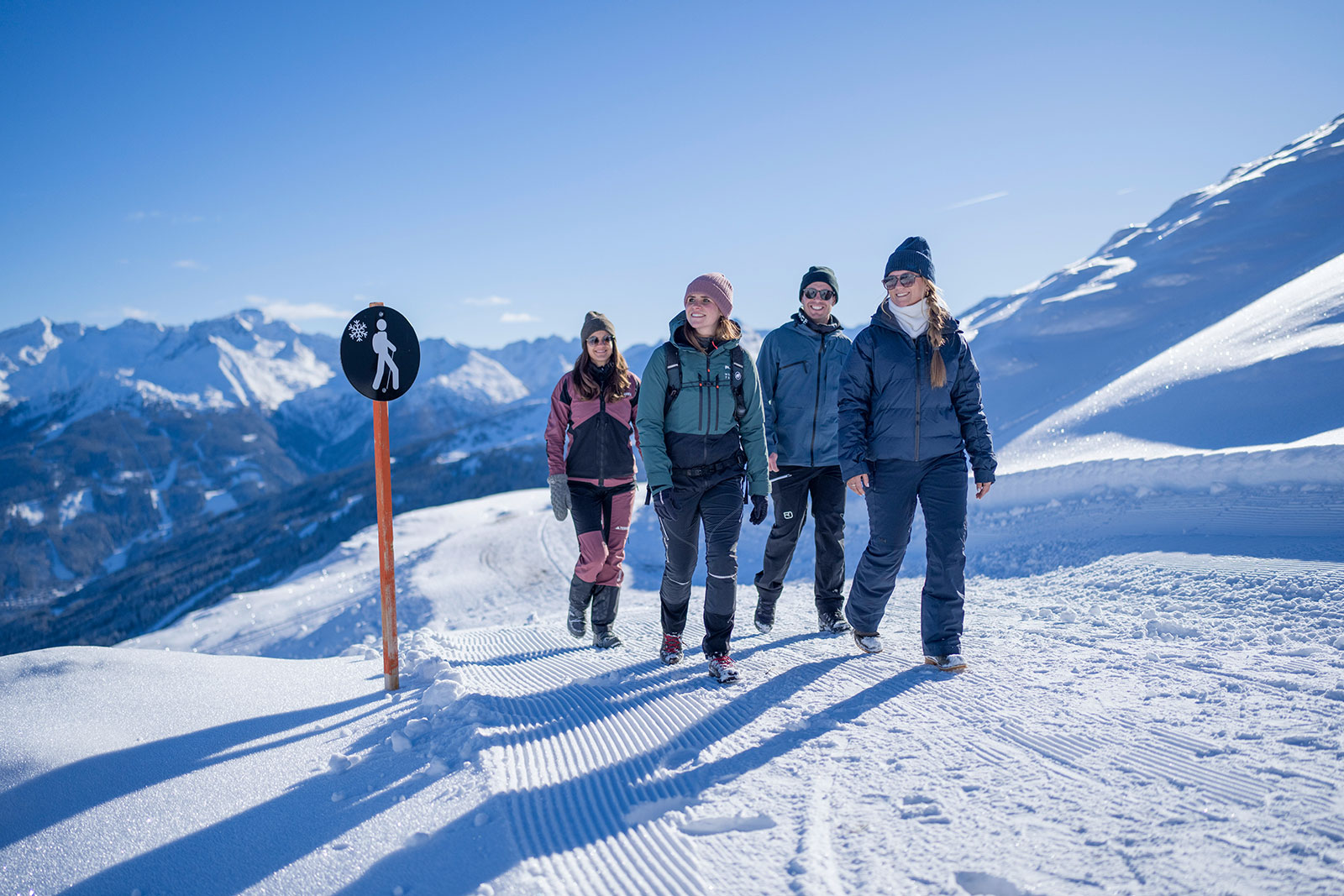 Junge Frauen und Männer beim Winterwandern | Credit: Skigastein/Christoph Oberschneider