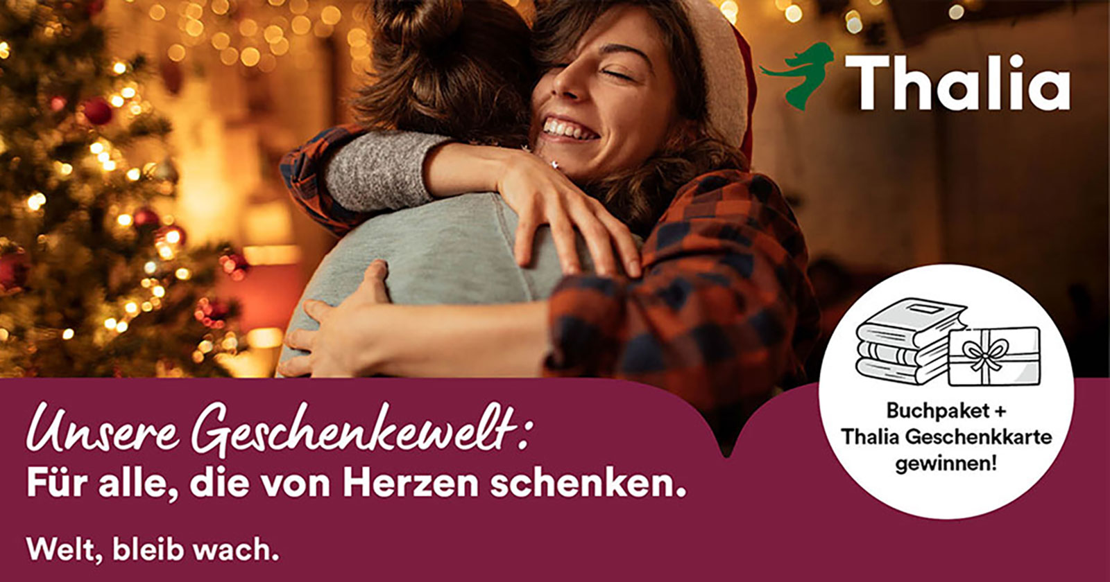 Frau umarmt gute Freundin vor dem Weihnachtsbaum | Credit: Thalia