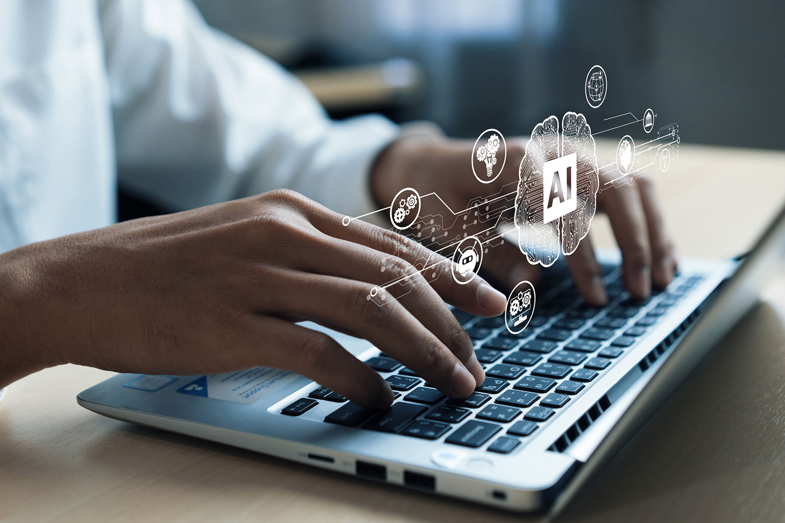 Mann tippt auf der Tastatur eines Notebooks | Credit: Trainingday