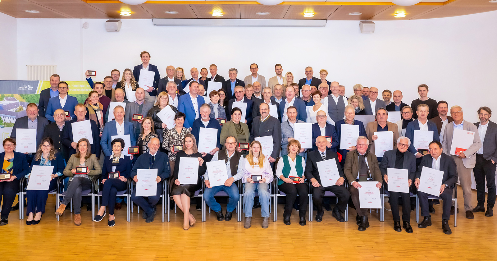47 Vertreterinnen und Vertreter der Baubranche wurden geehrt | Credit: WKOÖ