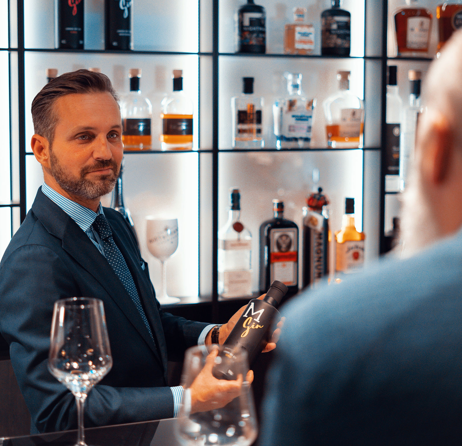 Klaus Hauer an der Bar mit seinen Gästen | Credit: Finleys – Traditional Tailoring