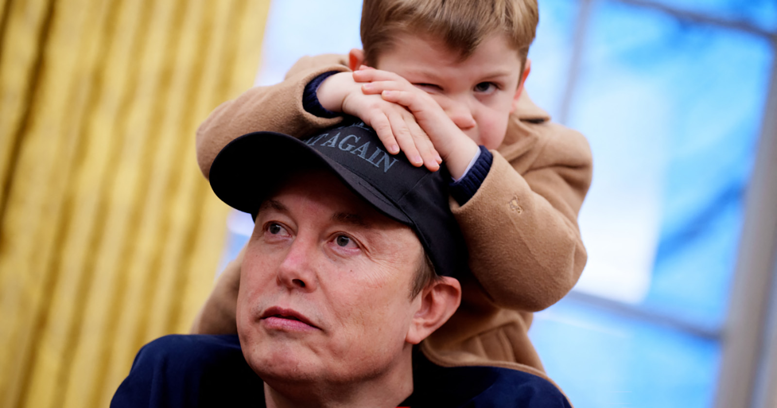 Elon Musk mit seinem Sohn auf den Schultern im Oval Office