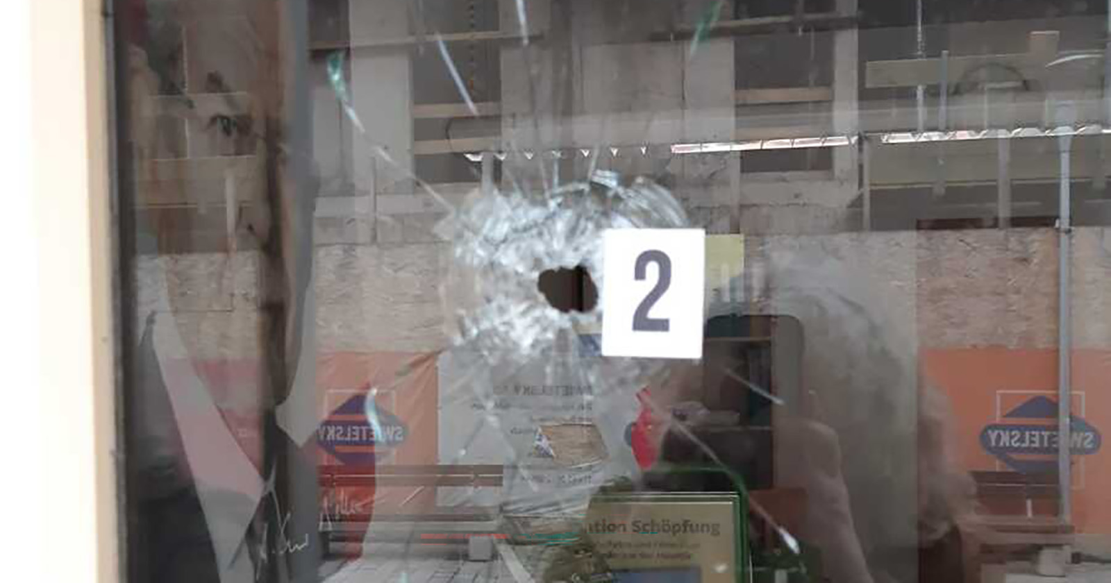 Glasscheibe mit Einschussloch in Hollabrunn