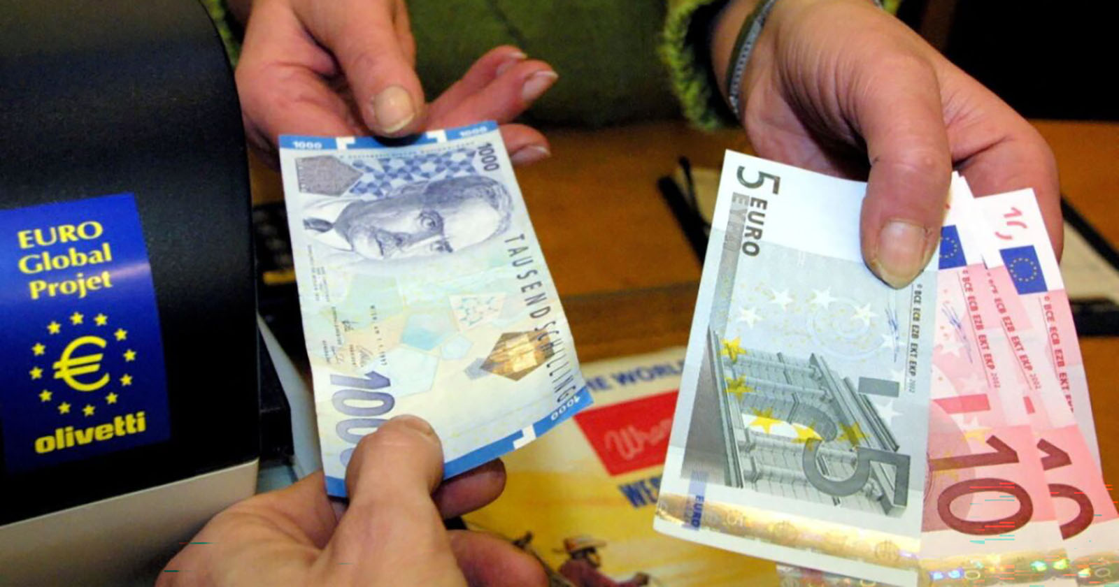 Ein Tausend-Schilling-Schein wird gegen Euro-Scheine getauscht.