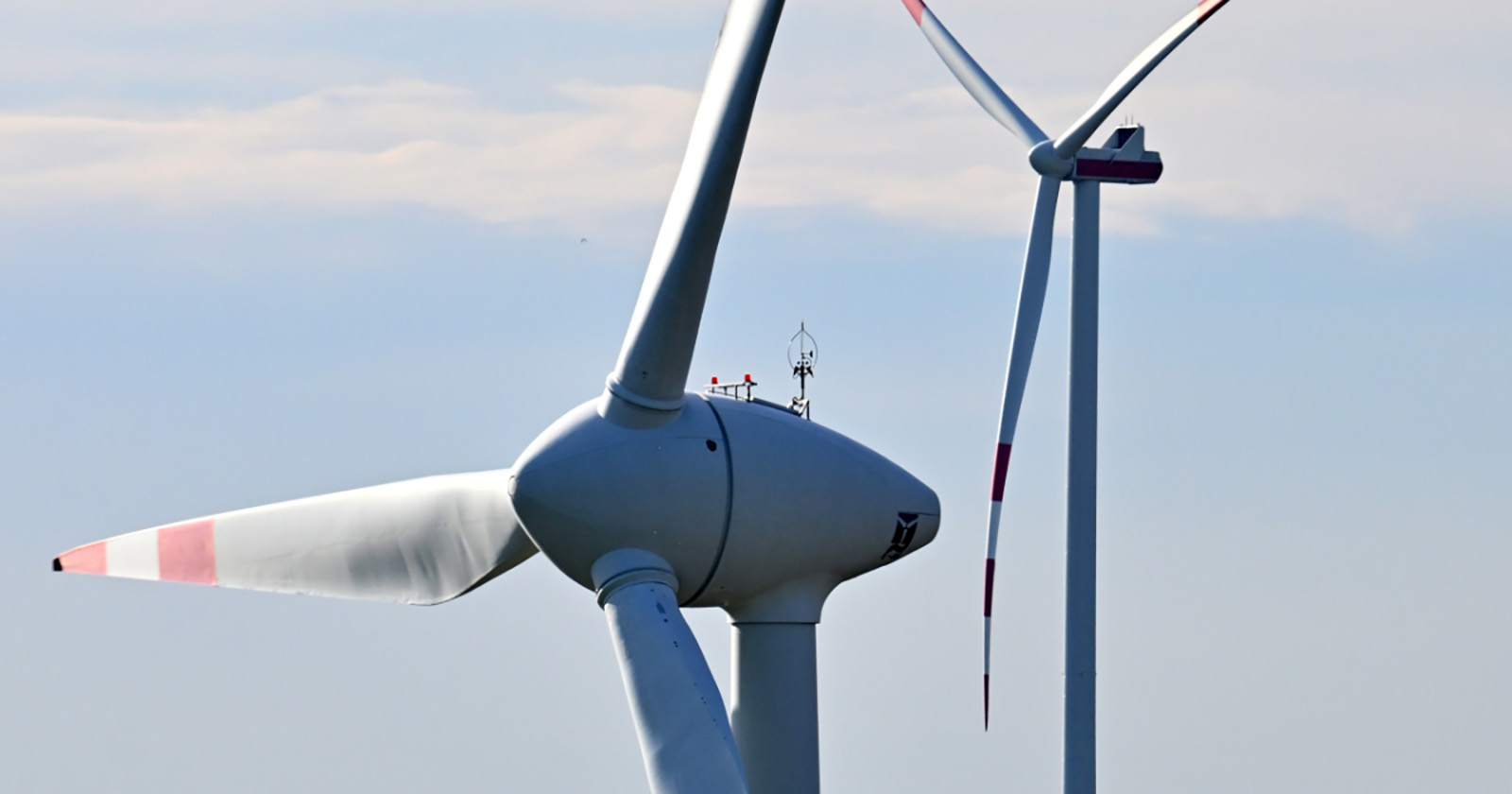 Nahaufnahme von zwei Windrädern