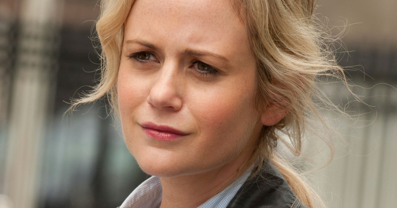 Porträt der australischen Schauspielerin Rachael Carpani, aufgenommen während eines Drehs, mit ernstem Blick und blondem Haar. Sie ist im Alter von 45 Jahren verstorben.