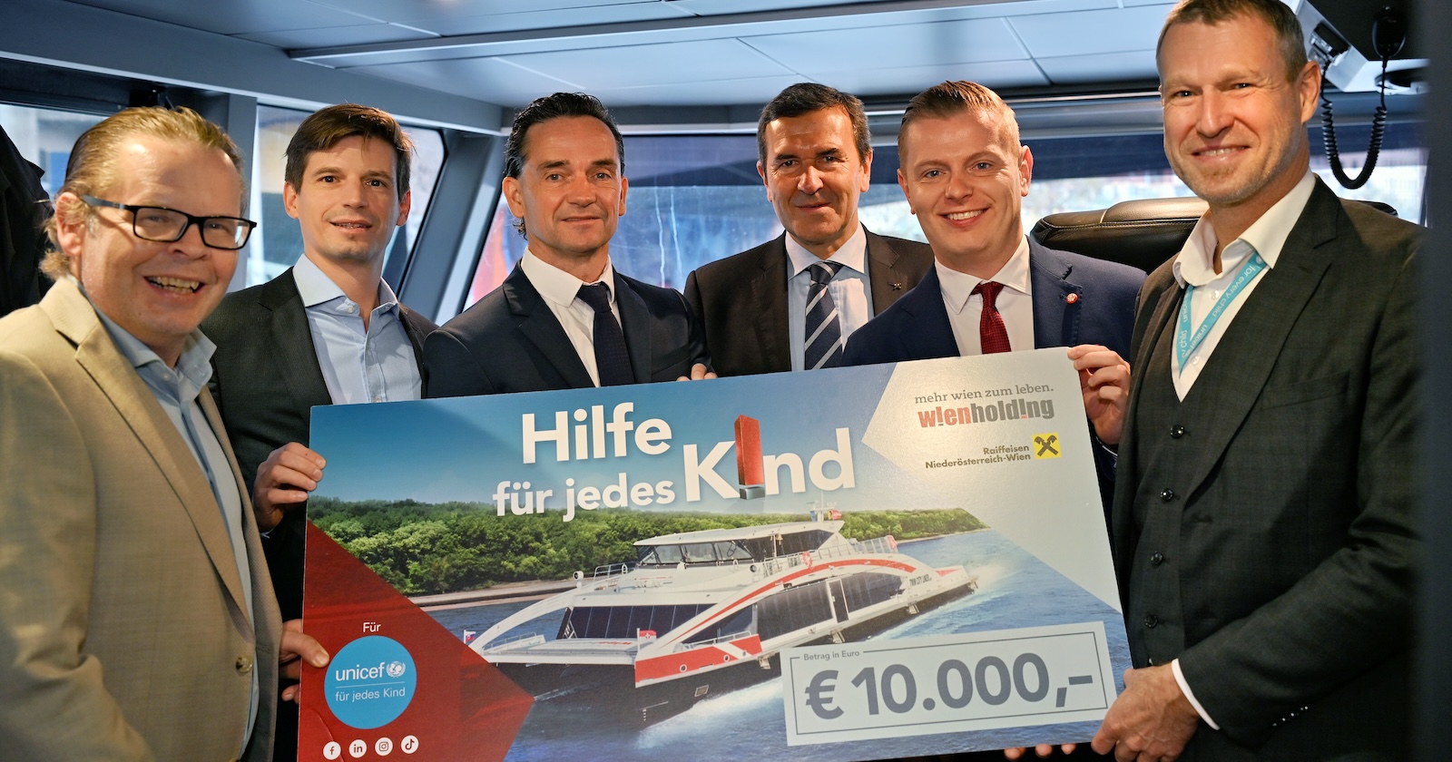 Gruppenbild mit Scheck über 10.000 Euro