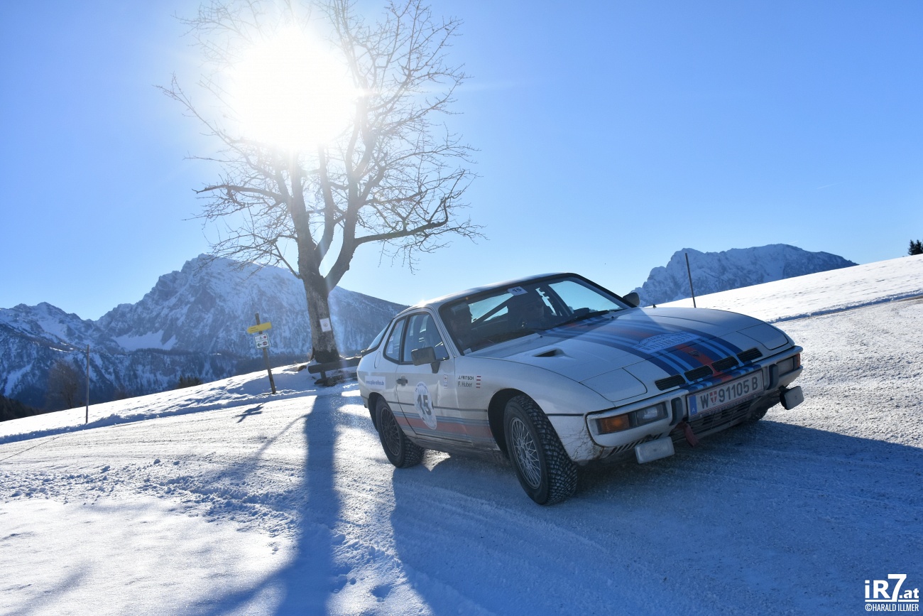 Teilnehmer der 18. Winterrallye Steiermark auf einer verschneiten Straße
