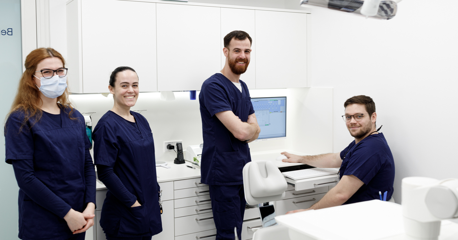 Vier junge MitarbeiterInnen in Arbeitskleidung