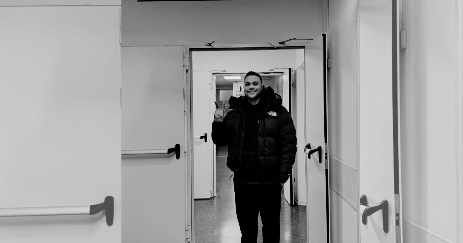 Fitness-Influencer Alessandro Antnoicelli während einer Behandlung im Krnakenhaus