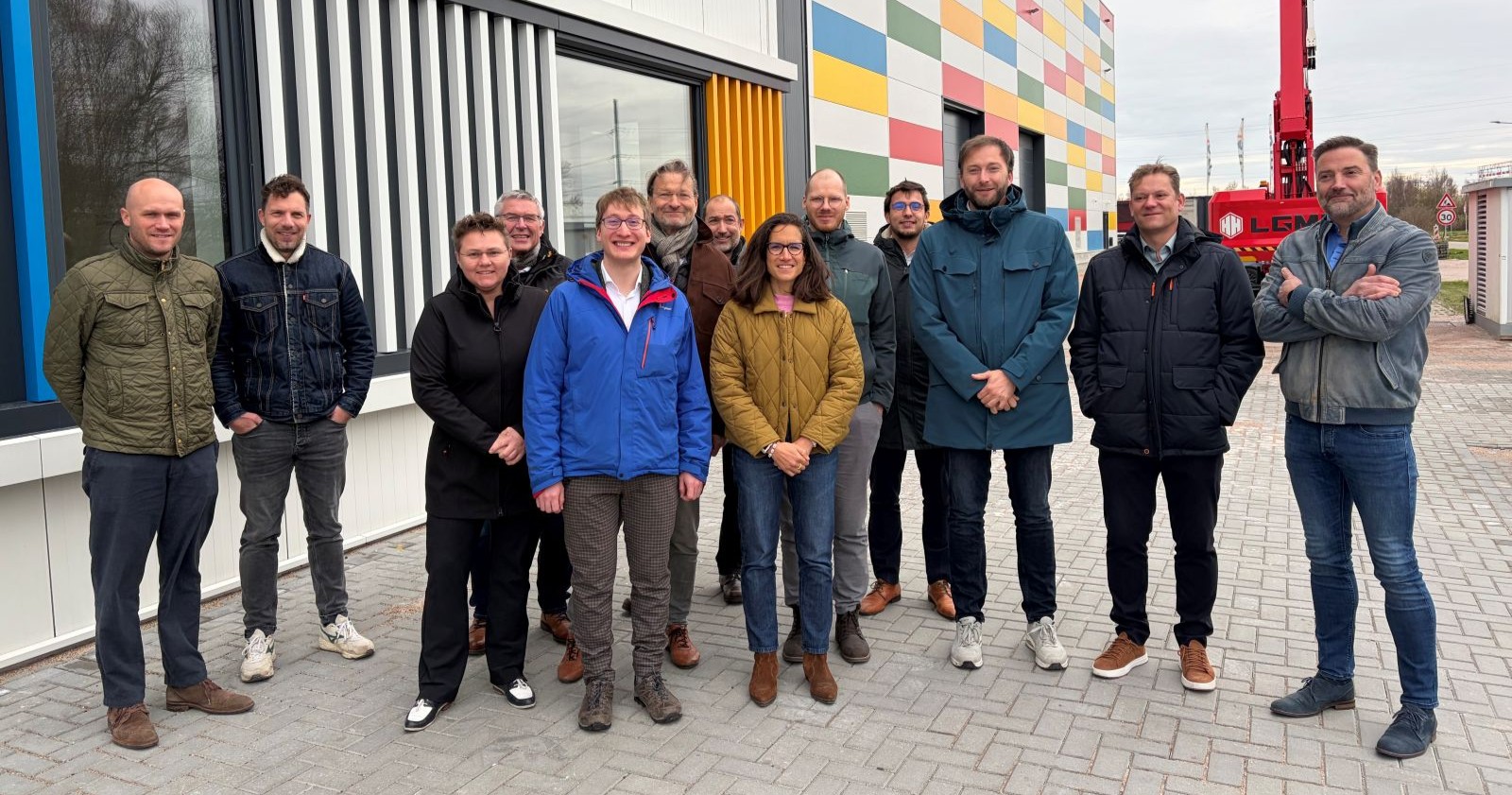 Gruppenfoto von Projektbeteiligten von ALPLA und NTCP vor dem NTCP-Gebäude in Heerenveen beim Start des gemeinsamen Recycling-Innovationsprojekts.