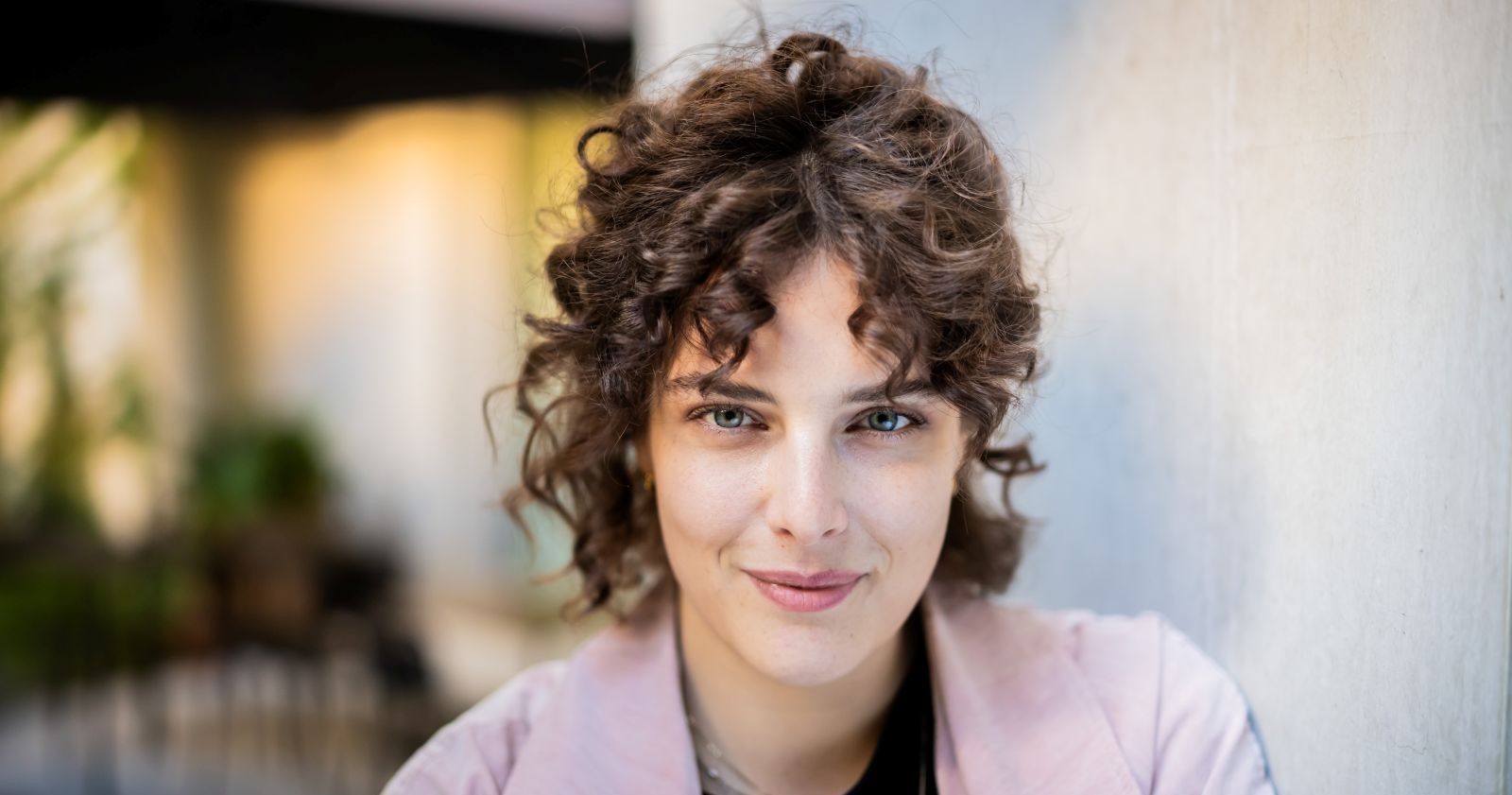 Schauspielerin Anna Werner Friedmann blickt entspannt in die Kamera, nachdem das Verfahren um den Bühnenbiss mit einer Geldbuße und Freispruch abgeschlossen wurde.