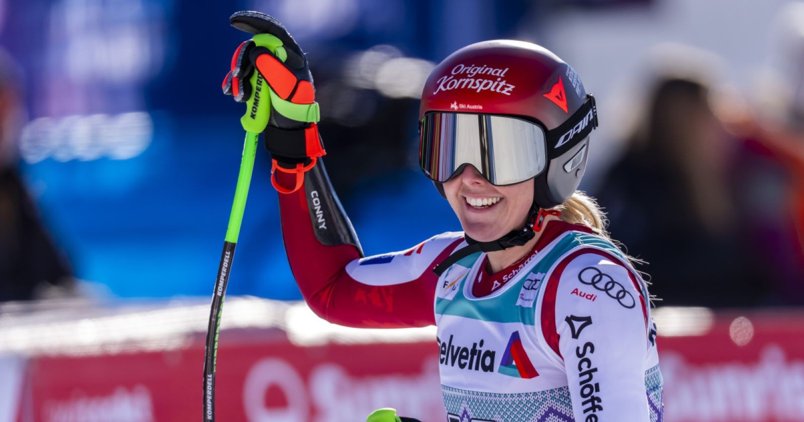 Cornelia Hütter jubelt im Ziel.