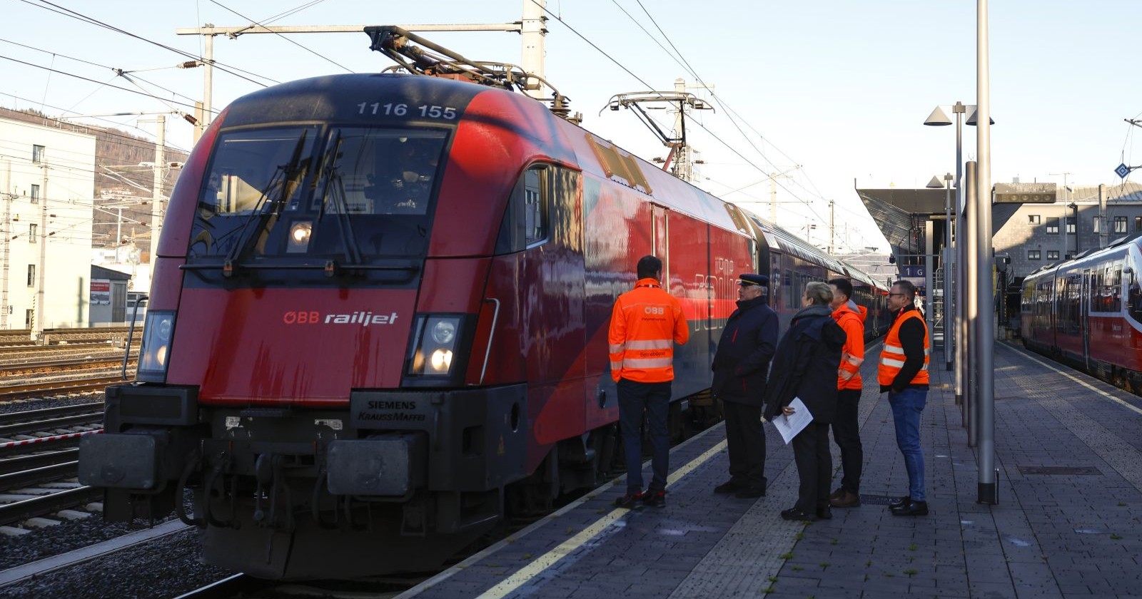 Zug steht im Bahnhof