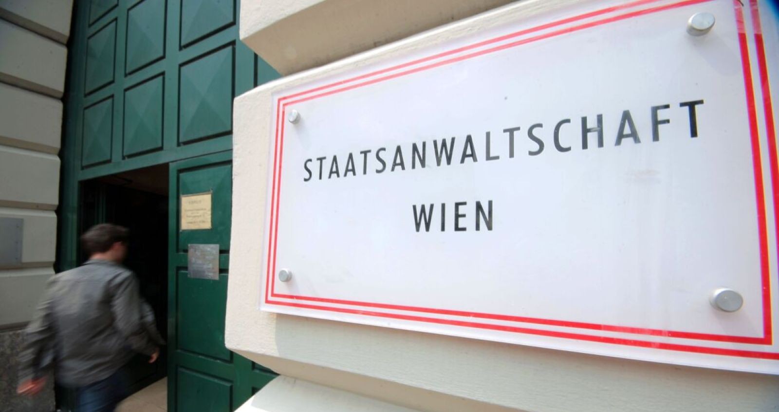 Tafel der Staatsanwaltschaft Wien vor Gebäude.