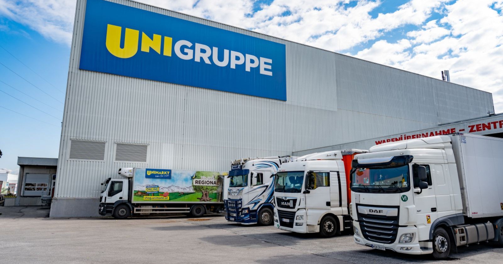 Laster vor dem Gebäude der Uni-Gruppe.