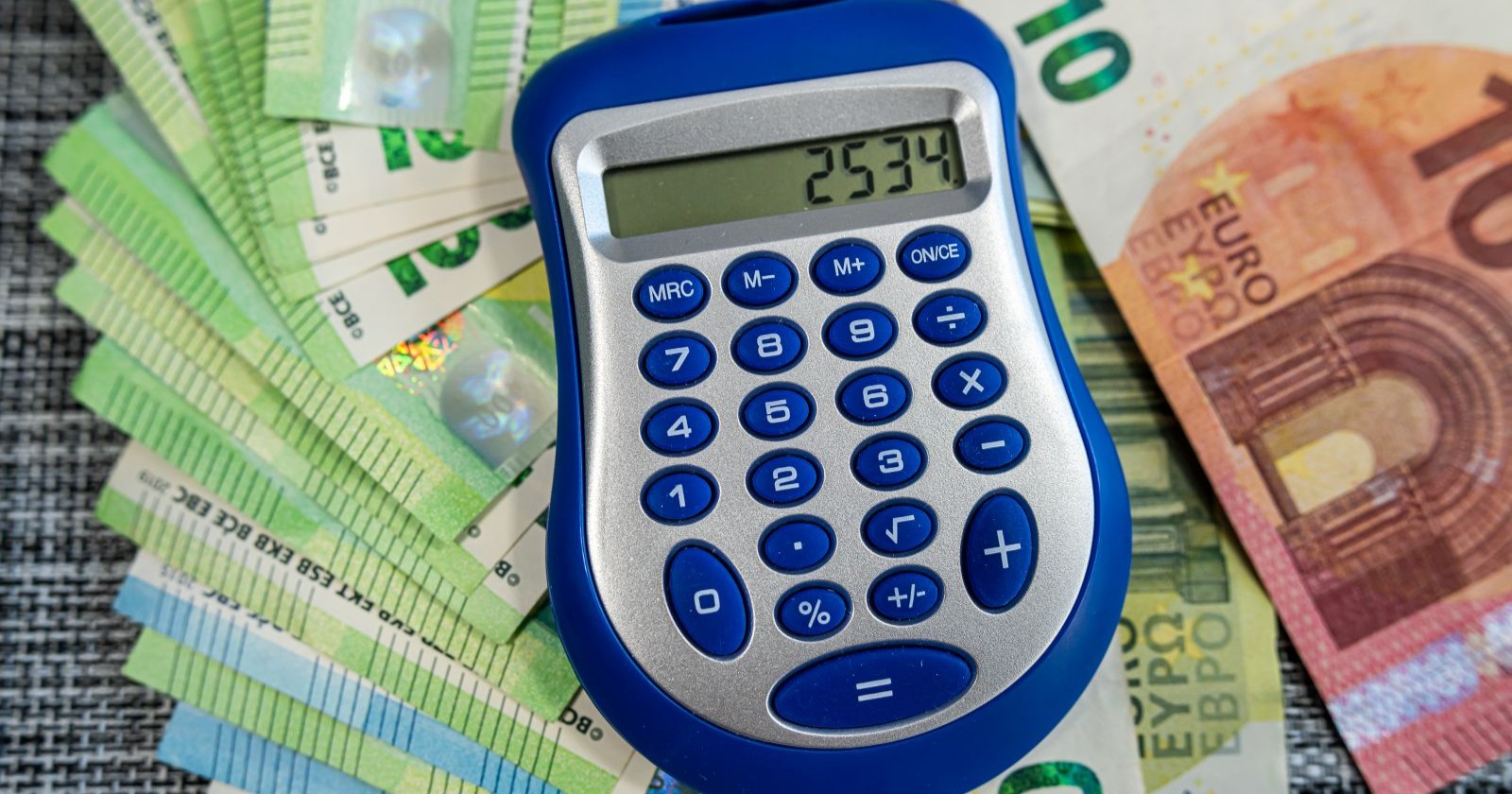 Euro-Banknoten mit Taschenrechner, Konzept der persönlichen Finanzen, Budgetierung und Geldberechnung