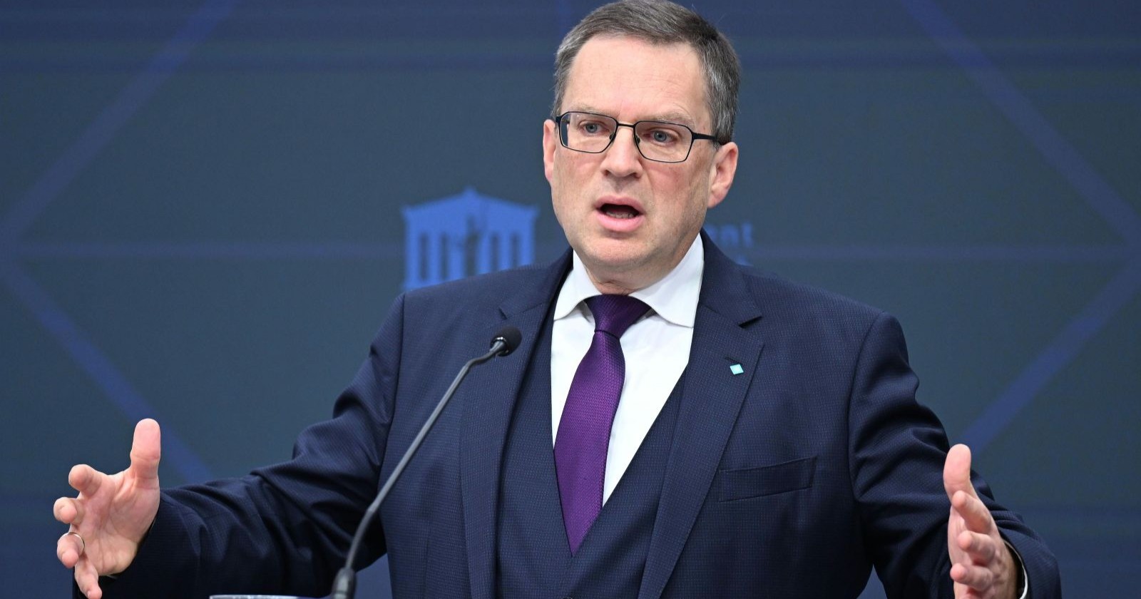 ÖVP-Klubobmann August Wöginger am Dienstag, 9. Dezember 2025, anl. der PK &quot;Plenarvorschau&quot; im Parlament in Wien