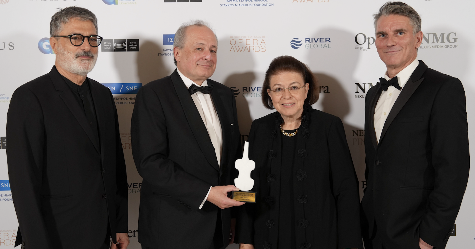 Vier Personen in schwarzer Gala-Kleidung mit der Opern-Throphäe