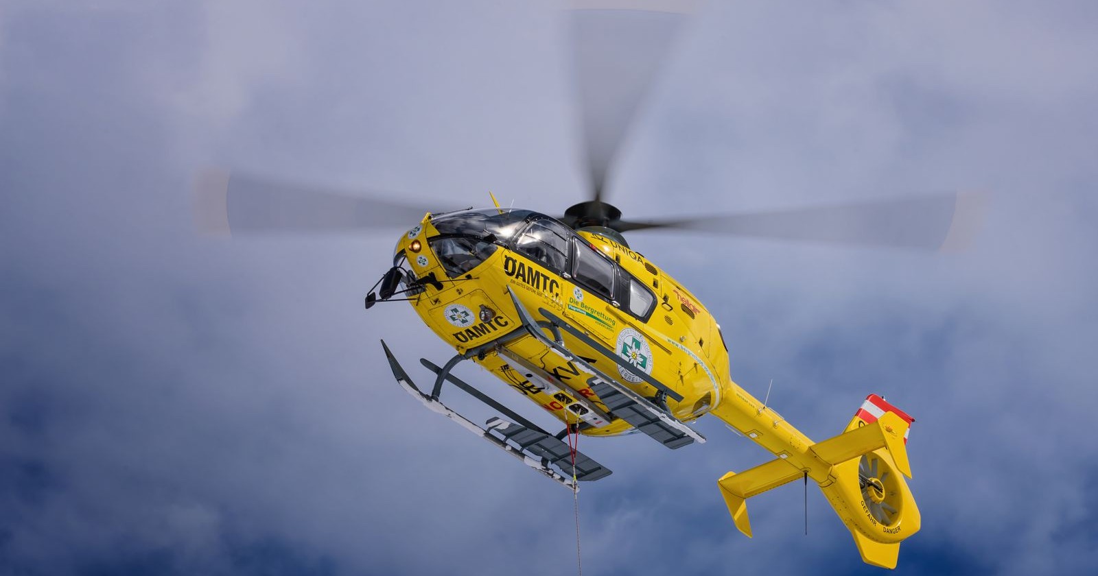 Rettungshubschrauber Christopherus des österreichischen Automobilclubs (ÖAMTC) in der Luft