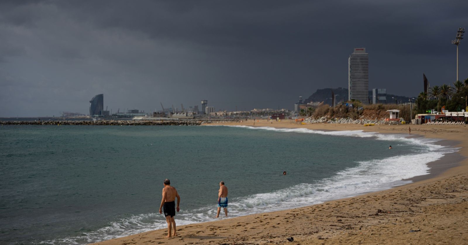 Unwetter, dunkler Himmel Barcelona Strand