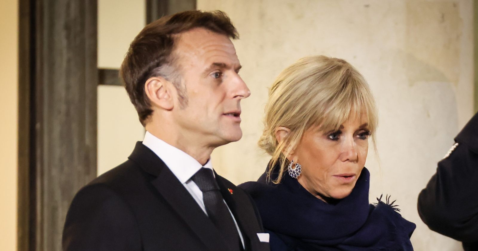 Emmanuel Macron und Brigitte Macron stehen nebeneinander bei einem offiziellen Termin in Paris; Brigitte Macron wirkt ernst, ihr Mann schaut nach vorn. Mit ihrem &quot;sales connes&quot;-Sager (dreckige Schlampen) sorgt sie für heftige Kritik