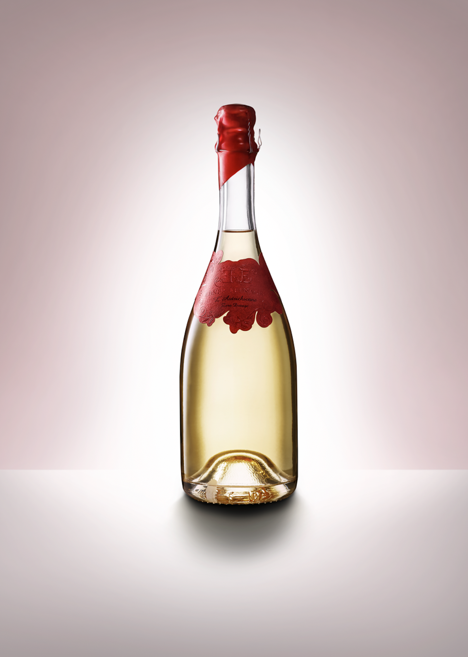 Flasche Champagner mit roten Etikett und roter Banderolle