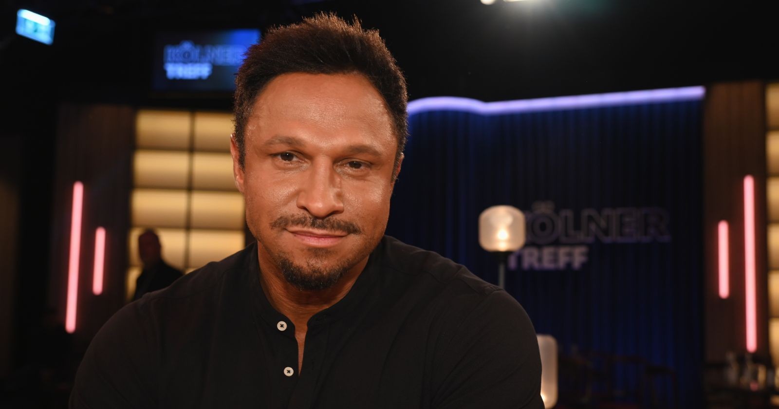 Daniel Aminati mit ernstem Gesichtsausdruck