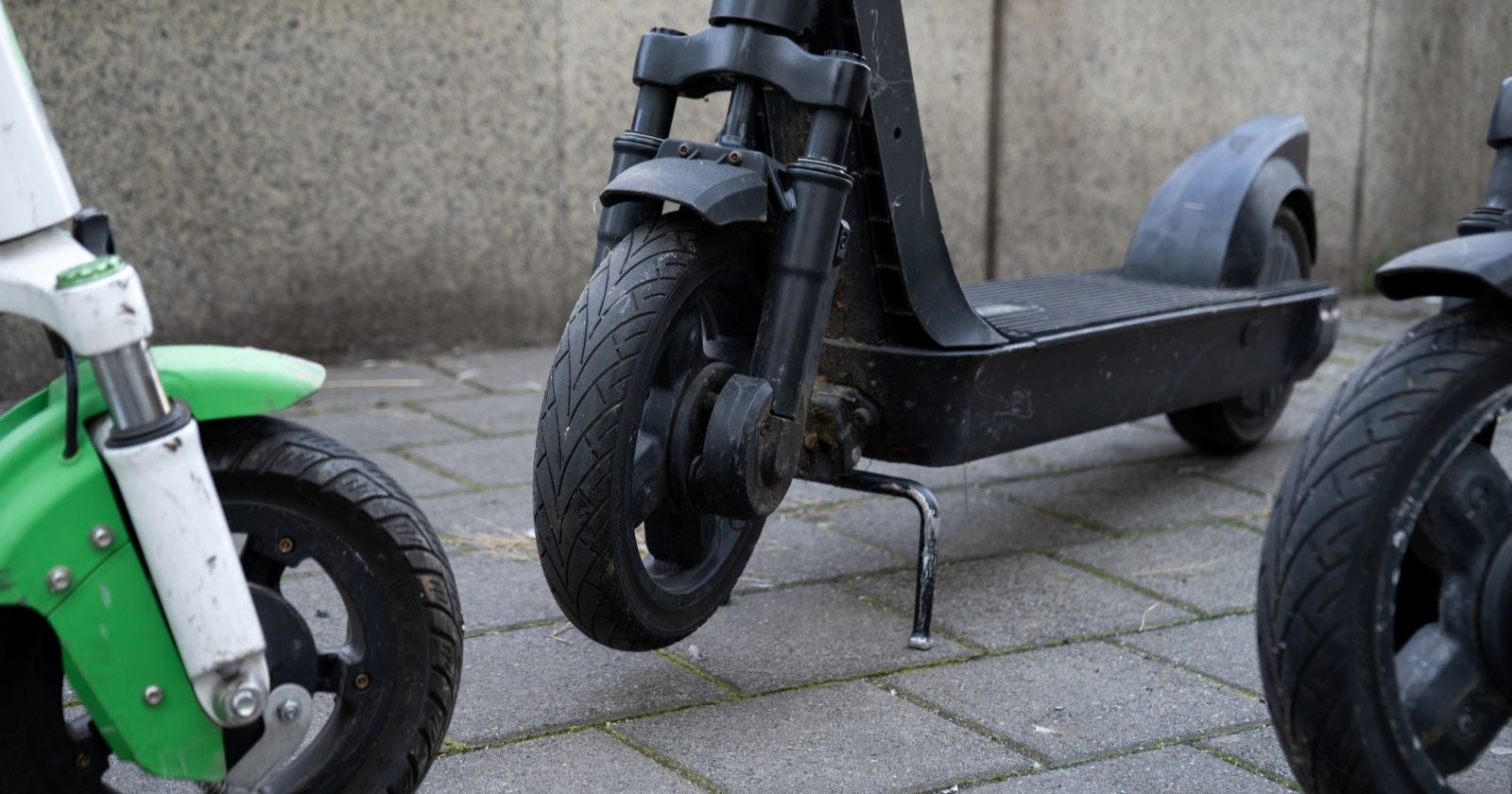 Drei E-Scooter auf der Straße