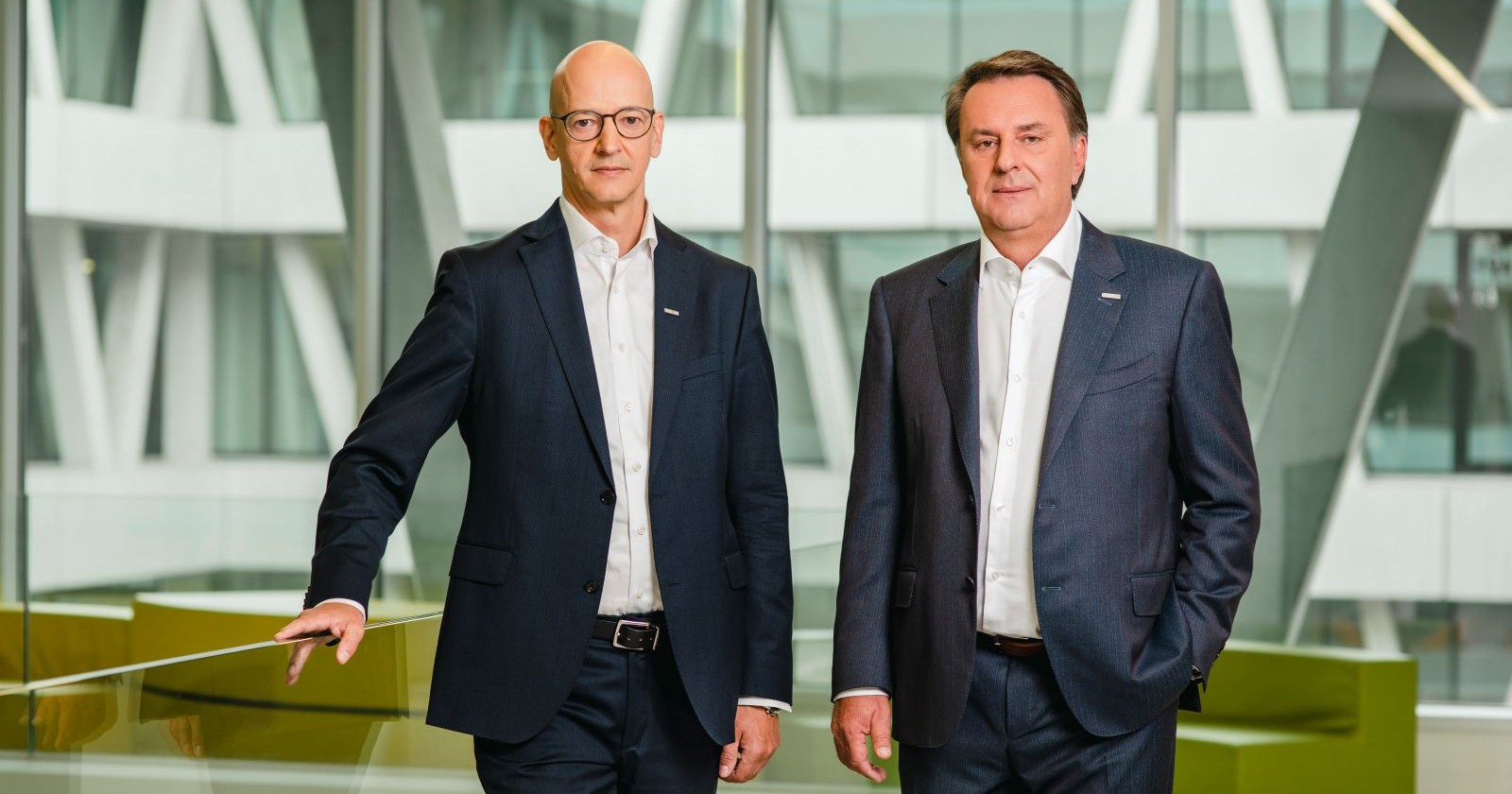 Wolfgang Ecker undJohannes Schedlbauer vor eiben Bürogebäude