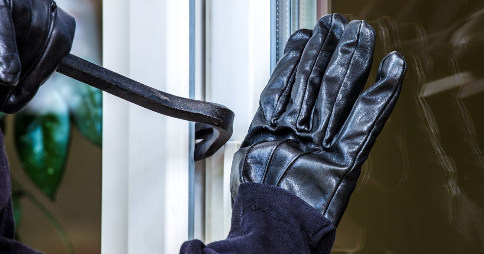 schwarze Lederhandschuhe und Brechstange