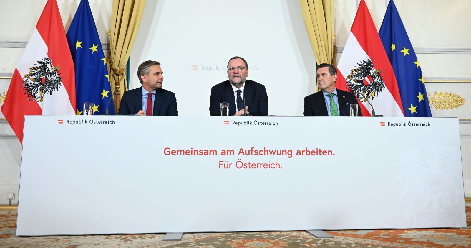 Wirtschaftsminister Wolfgang Hattmannsdorfer (ÖVP), Staatssekretär Josef Schellhorn (NEOS) und Infrastrukturminister Peter Hanke (SPÖ) am Mittwoch, 3. Dezember 2025, anl. des Ministerrats im Bundeskanzleramt in Wien