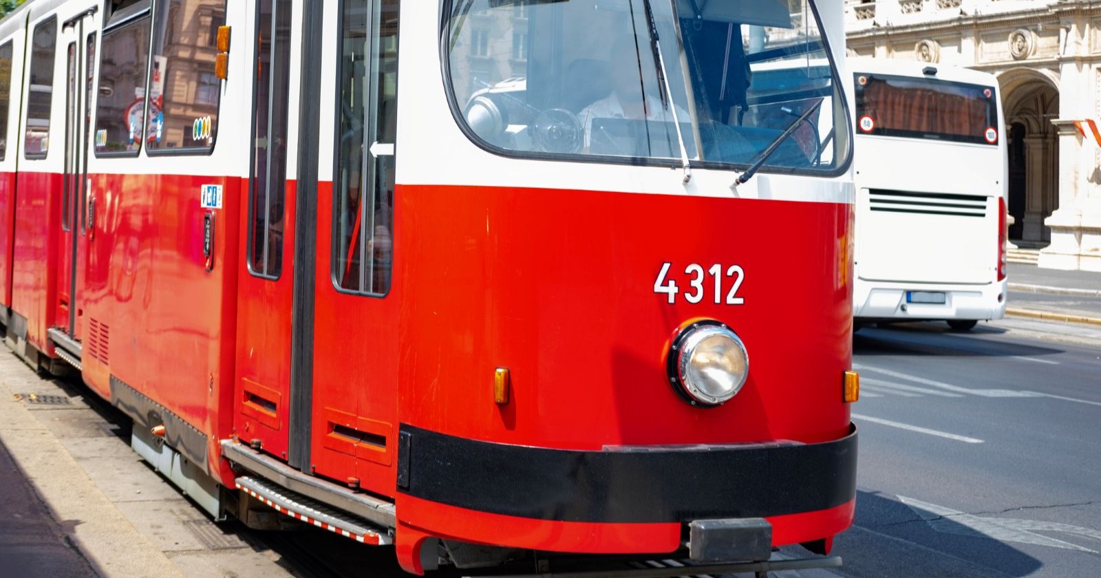 Alte Straßenbahn der Wiener Linien des Typs E1 in der Wiener Innenstadt