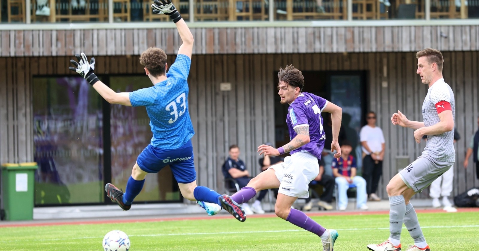 Nick Jurescha, Milos Savic und Tamas Tandari im Spiel Austria Salzburg vs FC Pinzgau Saalfelden.