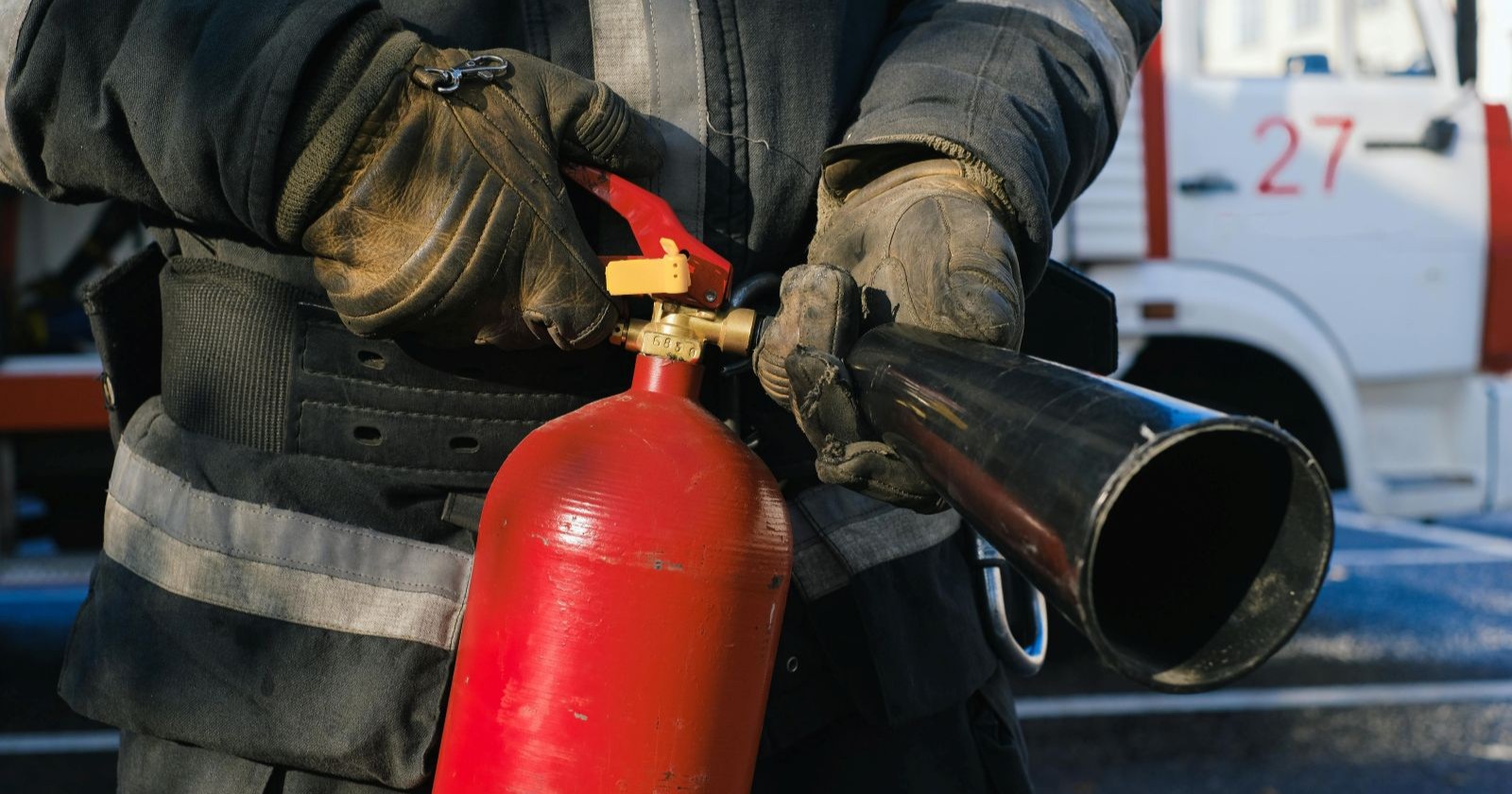Ein Feuerwehrmann hält einen Feuerlöscher