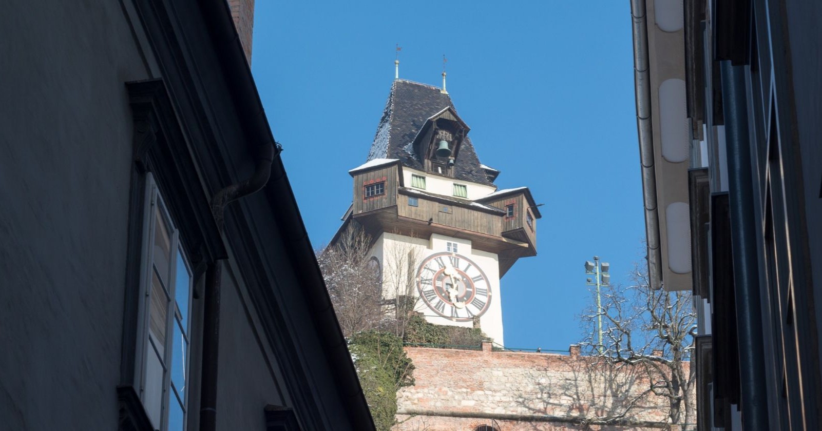 Grazer Uhrturm am Schlossberg in der Altstadt, nahe dem Glockenspielkeller, Symbol der Stadt und beliebtes Fotomotiv im Herzen von Graz.