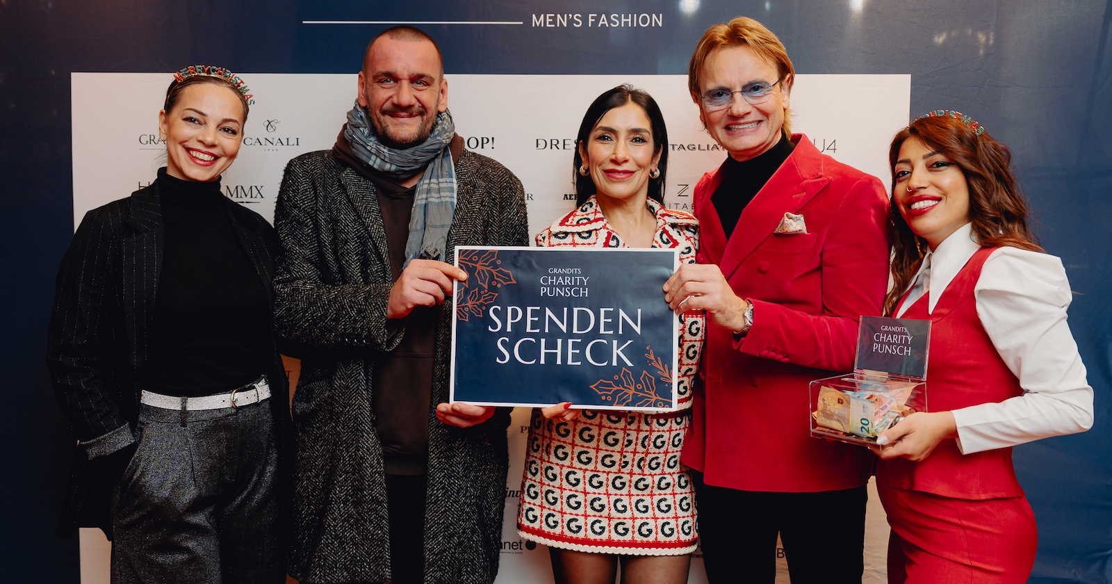 Quintett mit Geldspendenbox und Spendentafel im Modegeschäft