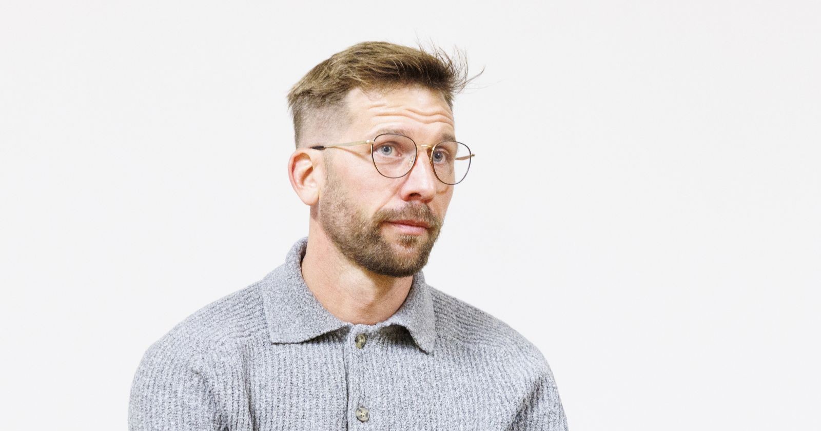 Guido Burgstaller in grauem Pullover und mit Brille beim Prozess am Zivilgericht in Wien, er erhält mehr als 50.000 Euro Schadensersatz