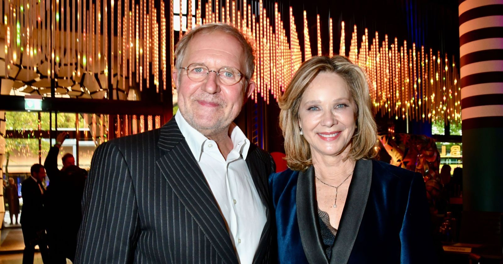 Harald Krassnitzer und Ann-Kathrin Kramer elegant gekleidet