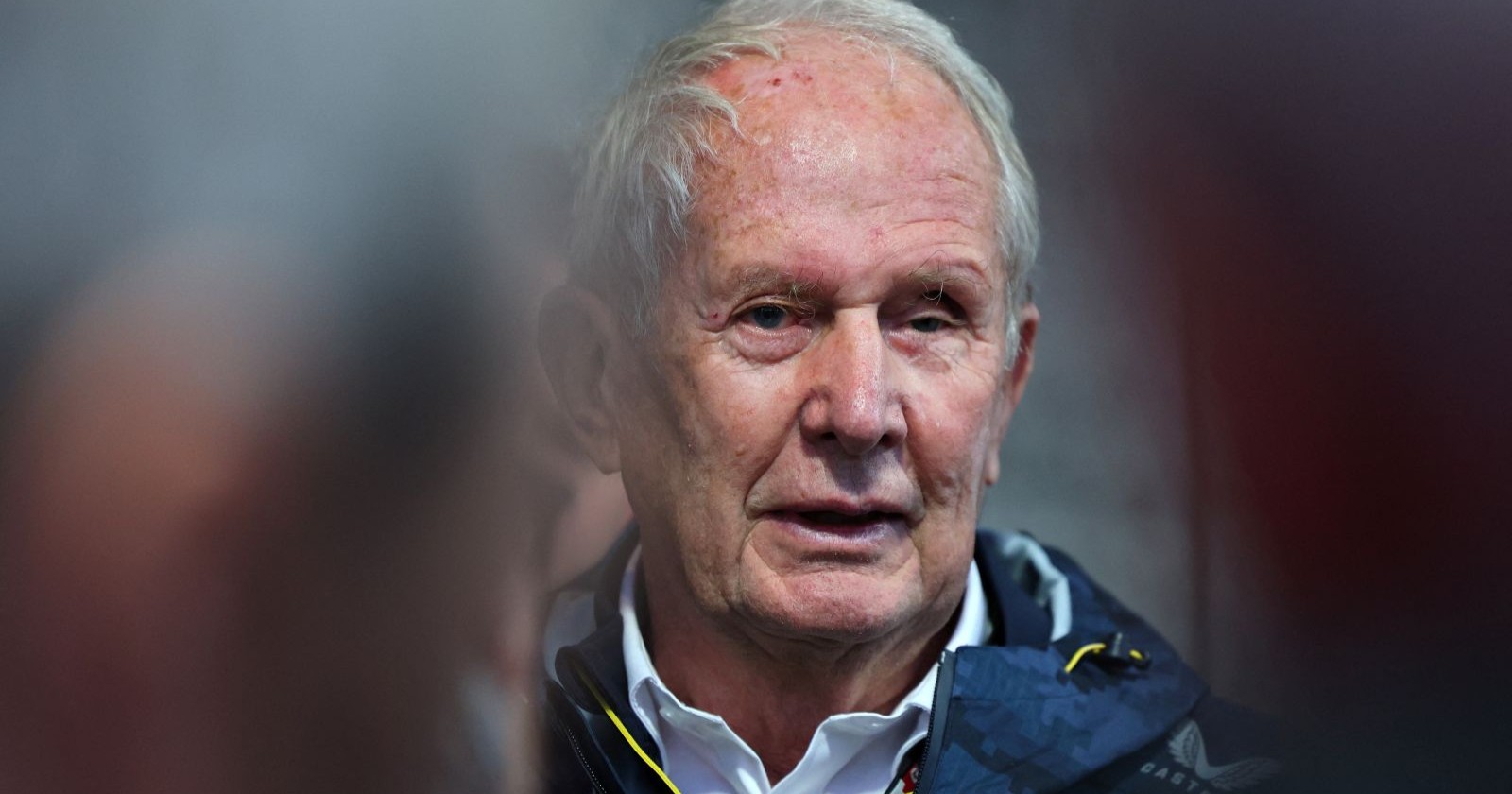 Helmut Marko blickt nachdenklich in die Kamera während eines Formel-1-Events, es war seine letzte Saison. Marko verlässt Red Bull auf eigenen Wunsch.