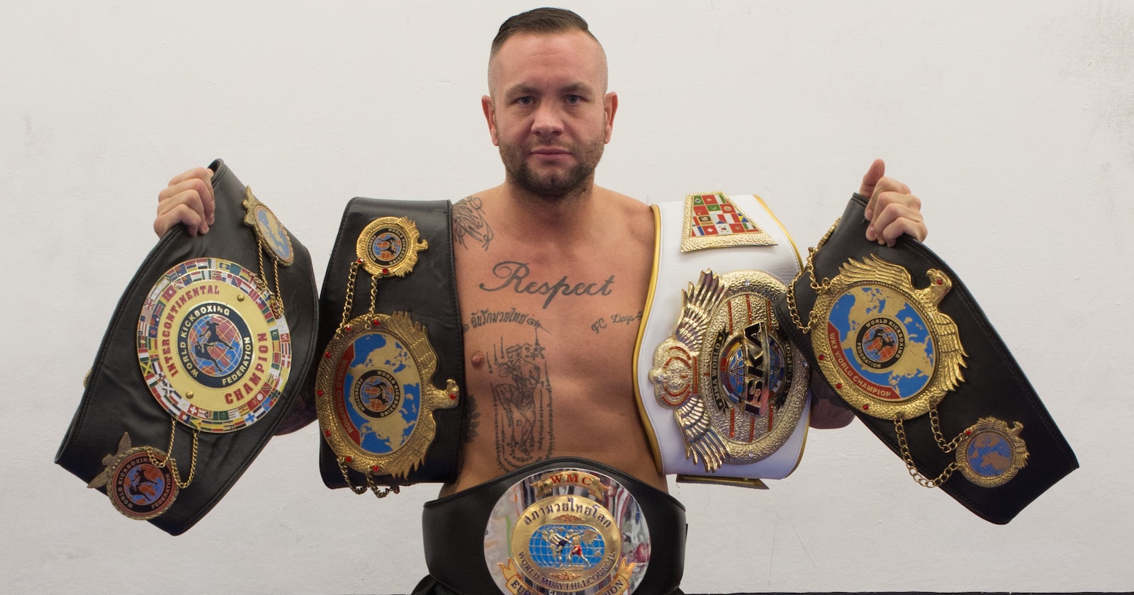 Kampfsportler Henry Bannert mit Siegergürteln