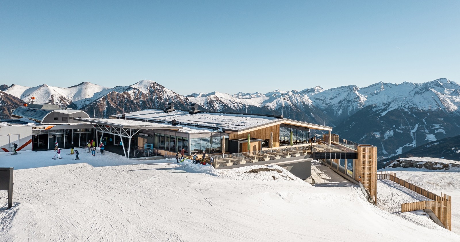 Bergrestaurant Hirsch und Maus bei strahlendem Sonnenschein in Bad Hofgastein.