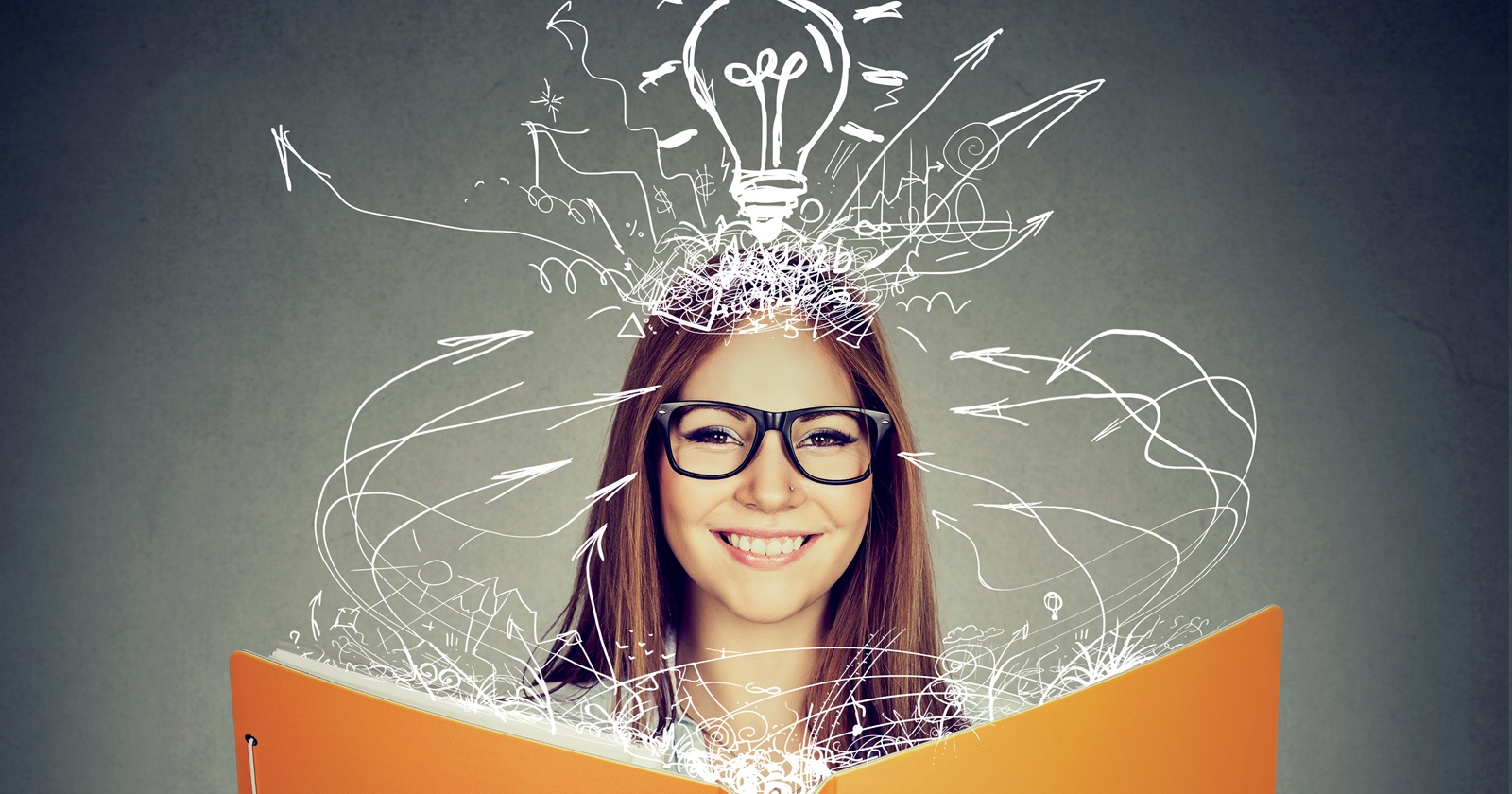 Eine Jugendliche, die eine orange Mappe hält mit einer stilisierten Glühbirne über ihrem Kopf: Symbolbild für die Wahl der richtigen Schule nach der 8. Schulstufe