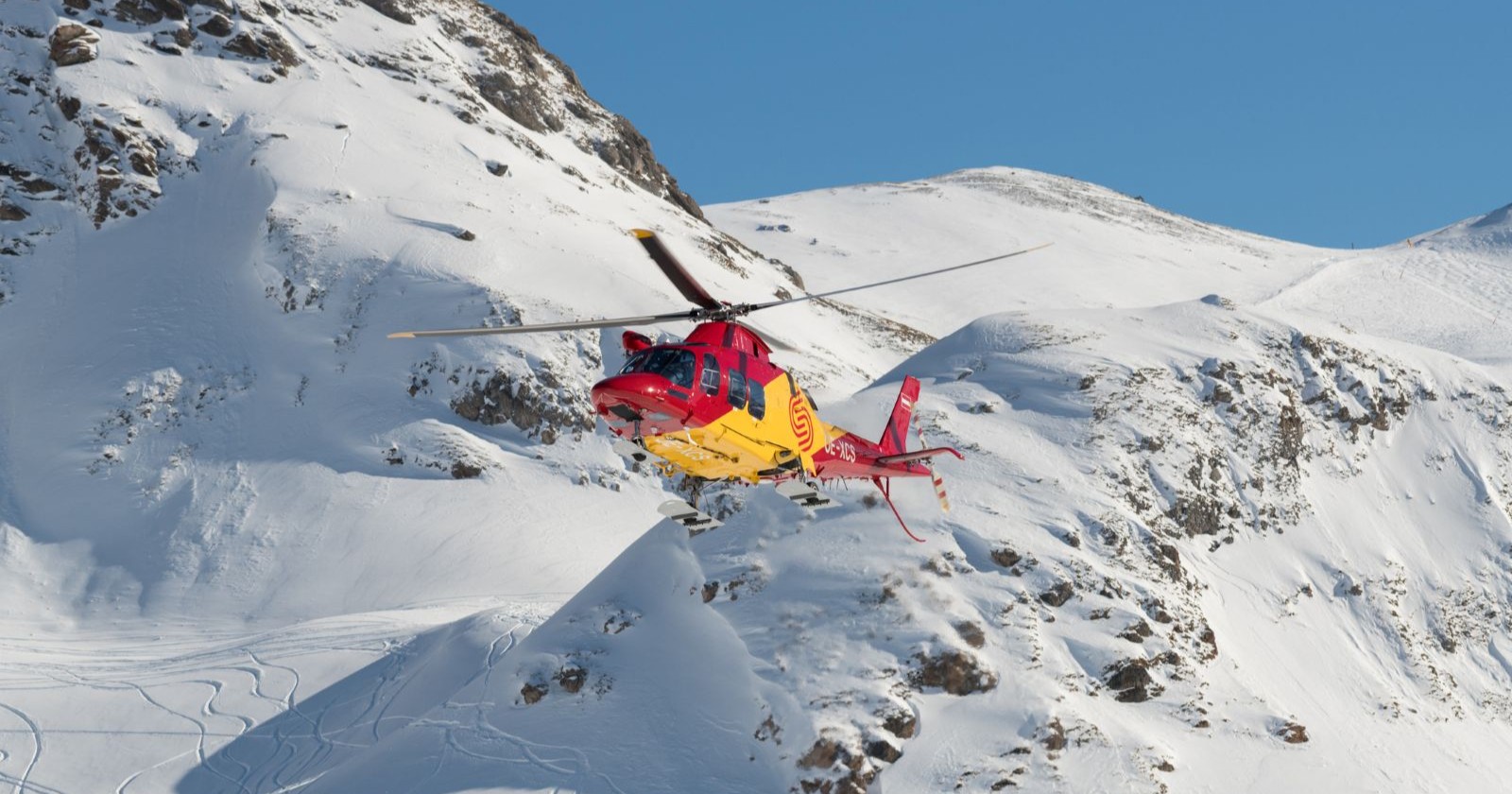 Helikopter der Bergrettung in der Luft