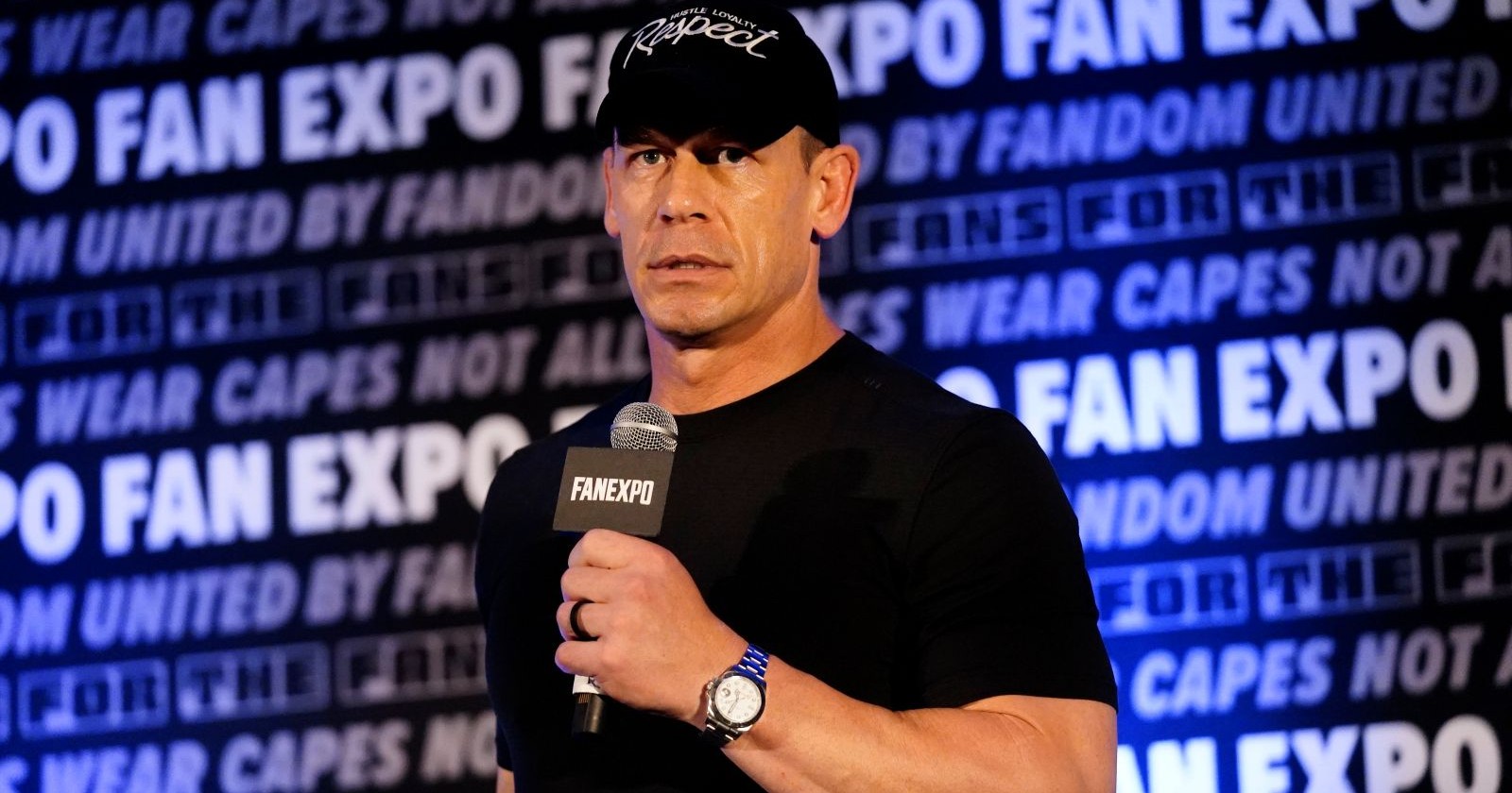 John Cena mit Kappe und Mikrophon