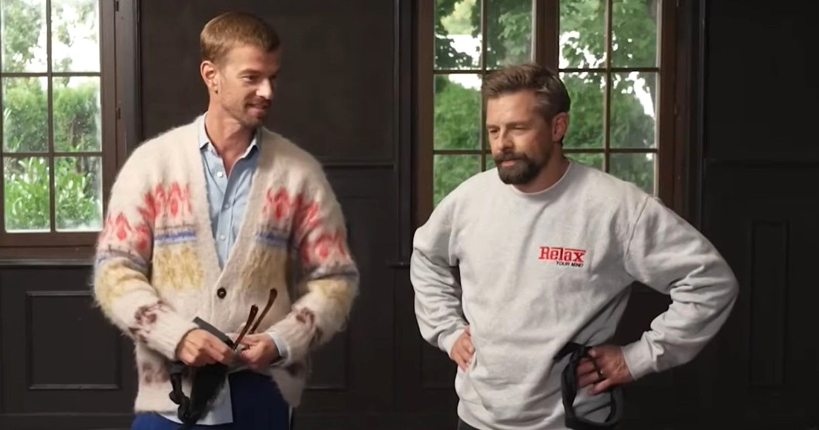 Joko und Klaas stehen nebeneinander