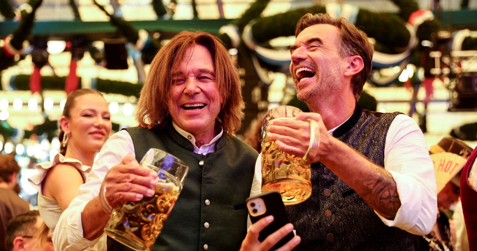 Jürgen Drews und Florian Silbereisen feiern beim Oktoberfest in München im vergangenen Jahr.